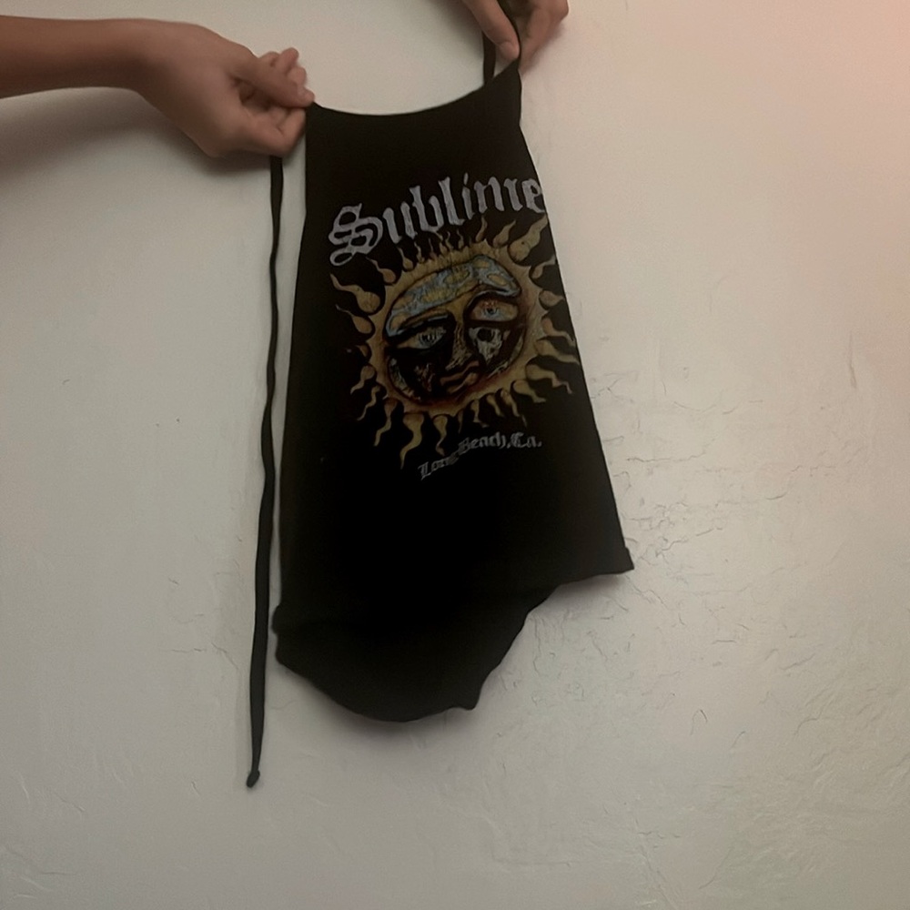 Black crop to, ties around neck